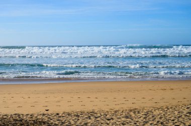 Atlantik Okyanusu 'ndaki Magoito Sahili, Sintra Sahili' ndeki güzel kumlu plaj, Lizbon Bölgesi, Portekiz, Sintra-Cascais Doğal Parkı 'nın doğal ilgi noktaları.