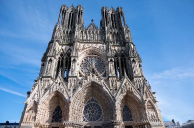 Eski Fransız şehri Reims, Fransa 'nın merkezindeki Gotik Roma Katolik katedrali Notre-Dame' ın güneşli bir günde detaylı görüntüsüne bakın.
