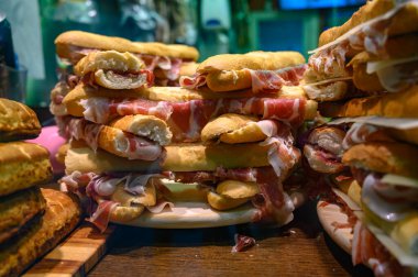 İspanyol sokak yemeği, taze pişmiş baget ekmeği dilimlenmiş İberya jamonu, yakın plan Bocadillo.