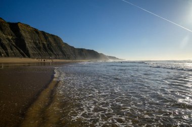 Atlantik Okyanusu 'ndaki Magoito Sahili, Sintra Sahili' ndeki güzel kumlu plaj, Lizbon Bölgesi, Portekiz, Sintra-Cascais Doğal Parkı 'nın doğal ilgi noktaları.