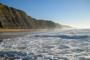 Atlantik Okyanusu 'ndaki Magoito Sahili, Sintra Sahili' ndeki güzel kumlu plaj, Lizbon Bölgesi, Portekiz, Sintra-Cascais Doğal Parkı 'nın doğal ilgi noktaları.