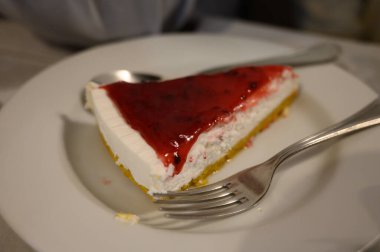 Geleneksel Portekiz pastası. Kremalı, meyveli ve kurabiyeli.