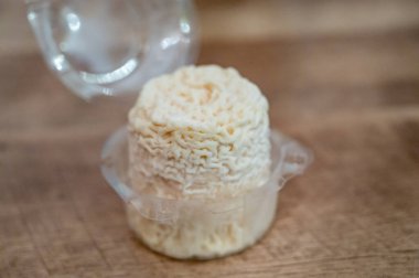 Peynir koleksiyonu, Fransız yumuşak Poitou peyniri Chabichou. Fransa 'nın Nouvelle-Aquitaine bölgesinde keçi sütünden yapılır. Kapatın.