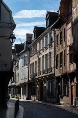 Troyes 'in ortaçağ merkezi yarı ağaçlı evleri ve dar sokakları olan eski şehri.