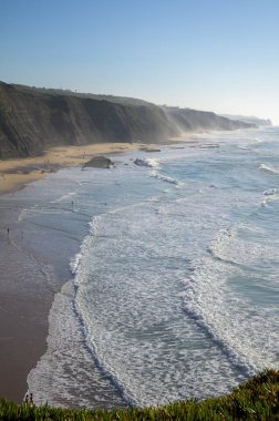 Atlantik Okyanusu 'ndaki Magoito Sahili, Sintra Sahili' ndeki güzel kumlu plaj, Lizbon Bölgesi, Portekiz, Sintra-Cascais Doğal Parkı 'nın doğal ilgi noktaları.