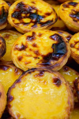 Portekiz 'in geleneksel tatlı tatlısı Pastel de nata yumurta kremalı tart pastası Portekiz' in Lizbon bölgesindeki fırında sergilenmektedir.