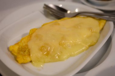 Vejetaryen kahvaltısı, kafede peynirli omlet.