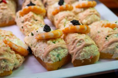 Bask ülkesinin tipik mini burgerleri, pinkotlar, farklı balık ve deniz ürünleri içeren küçük bir parça ekmek, San-Sebastian veya Bilbao, İspanya 'da barda servis edilir.