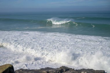 Fırtına ve yüksek dalgalar sırasında Atlantik Okyanusu 'nda Magoito Sahili Sintra Sahili' nde güzel kumlu plaj, Lizbon Bölgesi, Portekiz Sintra-Cascais Doğal Parkı 'nın doğal ilgi noktaları.