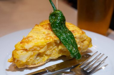 Bask ülkesinin tipik mini burgerleri, pinkotlar, yumurtalı omlet ve farklı malzemelerle birlikte küçük bir parça ekmek, San-Sebastian veya Bilbao, İspanya 'da barda servis edilir.