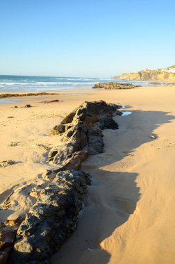 Değişik katmanlı renkli taşların jeolojik oluşumu, sarı kum, kil, mermer, Magoito sahilindeki fosil kayalar, Lizbon yakınlarındaki Atlantik Okyanusu kıyıları.