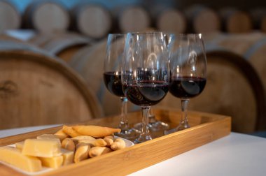 Rioja kırmızı şarapları, İspanya 'nın Rioja Alavesa şarap üretim bölgesindeki şarap imalathanesinin ziyareti sırasında geleneksel İspanyol tapalarıyla tattılar.