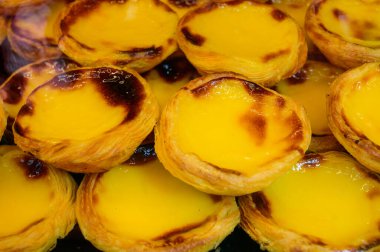 Portekiz 'in geleneksel tatlı tatlısı Pastel de nata yumurta kremalı tart pastası Portekiz' in Lizbon bölgesindeki fırında sergilenmektedir.