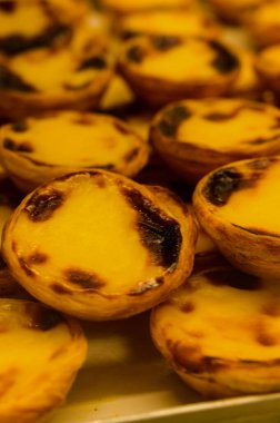 Portekiz 'in geleneksel tatlı tatlısı Pastel de nata yumurta kremalı tart pastası Portekiz' in Lizbon bölgesindeki fırında sergilenmektedir.