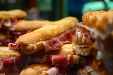 İspanyol sokak yemeği, taze pişmiş baget ekmeği dilimlenmiş İberya jamonu, yakın plan Bocadillo.