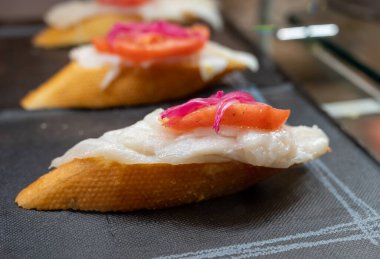 Bask ülkesinin tipik aperatifleri, pinkholar veya pinktolar, farklı balık ve deniz ürünleri içeren küçük bir parça ekmek, San-Sebastian veya Bilbao, İspanya 'da barda servis edilir.