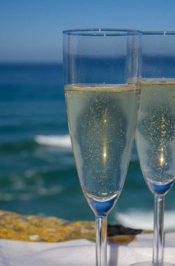 Şampanya kadehleri köpüklü şarap ve mavi Atlantik Okyanusu, Lizbon bölgesi, Portekiz