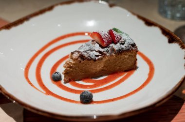 İspanya 'nın Bask Bölgesi Bilbao kentindeki vejetaryen restoranında taze meyveli nefis rengarenk vejetaryen badem keki.