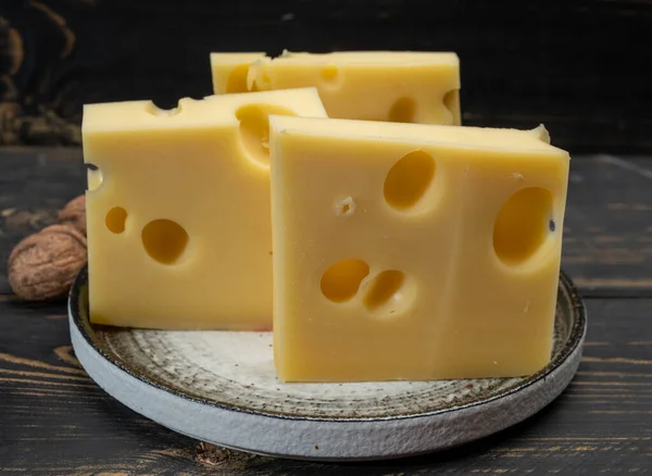 瑞士中硬黄色奶酪装饰或护发素块 带有圆形孔和奶酪刀 — 图库照片