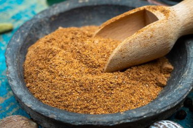 Nutmeg tozu. Makro manzaralı, fındıklı ve rendelenmiş muscat fındıklı. Kapat.