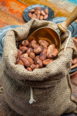 Sıcak çikolata, çikolata, tereyağı ve katı maddelerde kullanılan kakao veya kakao çekirdekleri.