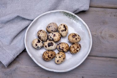 Taze benekli keklik ya da bıldırcın yumurtası pişmemiş.