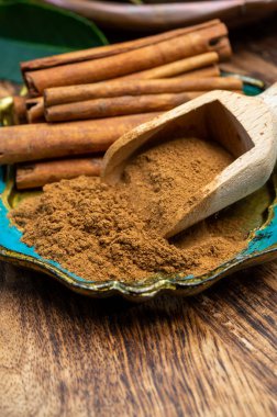 Hint baharatları koleksiyonu, kurutulmuş aromatik tarçın kabukları ve kilden kaplarda başka baharatlar.