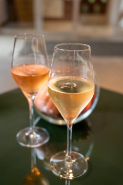 Şampanya, Fransa 'daki yeraltı mağaralarında geleneksel yöntemlerle üretilen brut ve gül şampanyası şampanyası tatma.