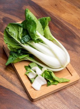 Genç taze organik bok choy veya bak choi Çin lahanası pişirmeye hazır