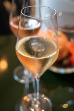 Şampanya, Fransa 'daki yeraltı mağaralarında geleneksel yöntemlerle üretilen brut ve gül şampanyası şampanyası tatma.