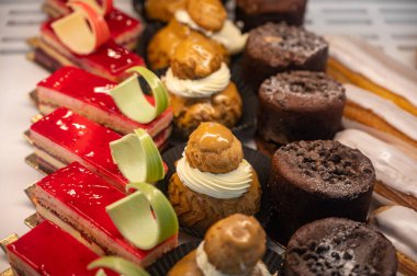 Pastanede taze meyve ve böğürtlenli taze Fransız tatlısı çeşitleri.