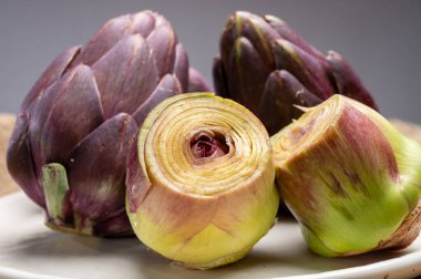 Çiğ taze mor Romanesco enginar kafaları sebze kafaları ve pişirmeye hazır haplanmış kalpler.