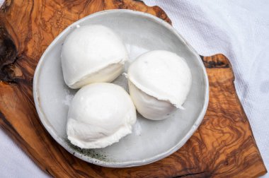 Beyaz İtalyan yumuşak peyniri Mozzarella di Bufala Campana yakın çekim
