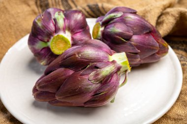 Çiğ, mor Romanesco enginar kafaları pişmeye hazır.