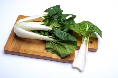 Genç organik beyaz bok choy ya da bak choi Çin lahanası pişirmeye hazır beyaz arka planda izole edilmiş