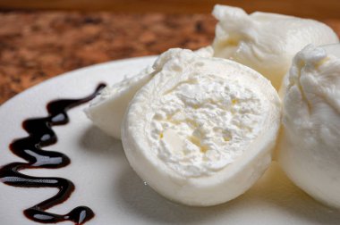Puglia 'dan taze el yapımı yumuşak İtalyan peyniri yemek, beyaz burrata topları veya mozzarella ve krem ile kaplanmış burratina peyniri.