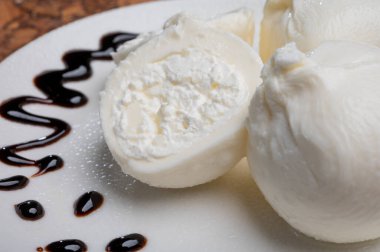 Puglia 'dan taze el yapımı yumuşak İtalyan peyniri yemek, beyaz burrata topları veya mozzarella ve krem ile kaplanmış burratina peyniri.