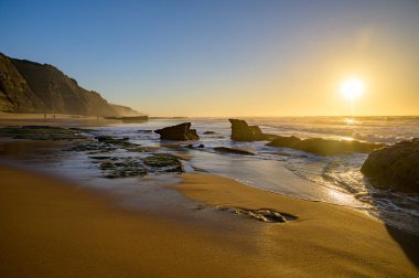 Atlantik Okyanusu 'ndaki Magoito Sahili, Sintra kıyısındaki güzel kumlu sahil gelgit sırasında, Lizbon bölgesi, Portekiz, Sintra-Cascais Doğal Parkı' nın doğal ilgi noktaları.