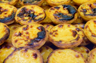 Portekiz 'in geleneksel tatlı tatlısı Pastel de nata yumurta kremalı tart pastası Portekiz' in Lizbon bölgesindeki fırında sergilenmektedir.