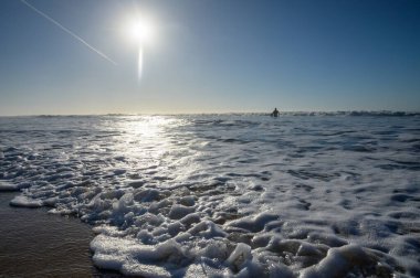 Atlantik Okyanusu 'ndaki Magoito Sahili, Sintra Sahili' ndeki güzel kumlu plaj, Lizbon Bölgesi, Portekiz, Sintra-Cascais Doğal Parkı 'nın doğal ilgi noktaları.
