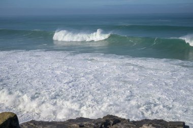 Fırtına ve yüksek dalgalar sırasında Atlantik Okyanusu 'nda Magoito Sahili Sintra Sahili' nde güzel kumlu plaj, Lizbon Bölgesi, Portekiz Sintra-Cascais Doğal Parkı 'nın doğal ilgi noktaları.
