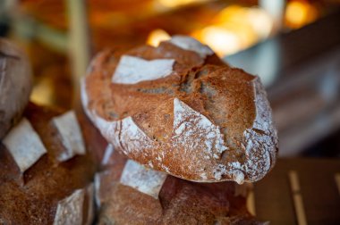 Fransız fırını, taze pişmiş buğday ekmeği satılığa hazır. Yakın plan.