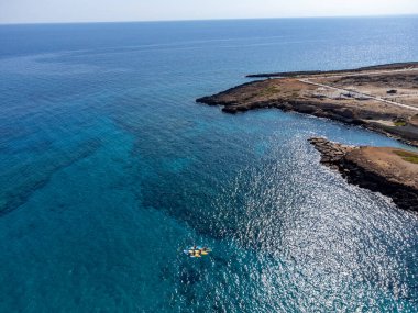 Villalar, tatil beldeleri ve Akdeniz 'deki kumlu incir ağacı plajı, Protaras, Kıbrıs Rum Kesimi yakınlarındaki mavi kristal berrak su üzerindeki hava panoramik manzarası