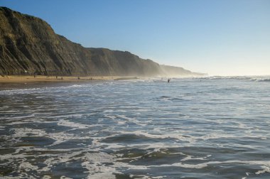 Atlantik Okyanusu 'ndaki Magoito Sahili, Sintra Sahili' ndeki güzel kumlu plaj, Lizbon Bölgesi, Portekiz, Sintra-Cascais Doğal Parkı 'nın doğal ilgi noktaları.