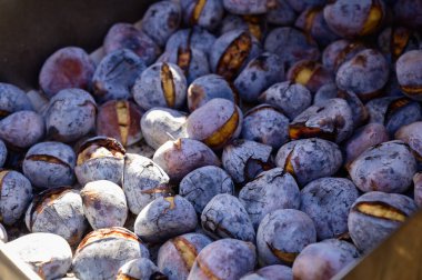 Demir ocakta kestane kızartıyorum, sonbaharda Portekiz sokak yemekleri, Lizbon, Portekiz