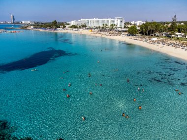 Kıbrıs 'ın Ayia Napa plajı yakınlarındaki Akdeniz' de mavi kristal berrak su üzerindeki hava panoramik manzarası. Deniz tatili.