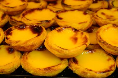 Portekiz 'in geleneksel tatlı tatlısı Pastel de nata yumurta kremalı tart pastası Portekiz' in Lizbon bölgesindeki fırında sergilenmektedir.