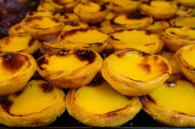 Portekiz 'in geleneksel tatlı tatlısı Pastel de nata yumurta kremalı tart pastası Portekiz' in Lizbon bölgesindeki fırında sergilenmektedir.