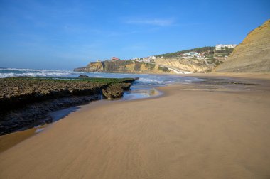 Atlantik Okyanusu 'ndaki Magoito Sahili, Sintra Sahili' ndeki güzel kumlu plaj, Lizbon Bölgesi, Portekiz, Sintra-Cascais Doğal Parkı 'nın doğal ilgi noktaları.