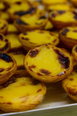 Portekiz 'in geleneksel tatlı tatlısı Pastel de nata yumurta kremalı tart pastası Portekiz' in Lizbon bölgesindeki fırında sergilenmektedir.